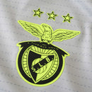 Logotipo do Benfica com três estrelas, símbolo da Camisola Benfica Third 2024/25.