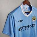 Camisa Manchester City Home 11/12 Retro em azul, com logo da Etihad Airways e escudo do time.