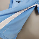Camisa Manchester City Home 11/12 Retro na cor azul, destacando detalhes da marca e design clássico.