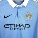 Camisa Manchester City Home 15/16 Retro com escudo e logo da Nike, cor azul com detalhes em branco.