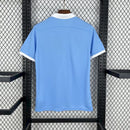 Camiseta Manchester City Home 15/16 Retro vista traseira em fundo de prateleira negra