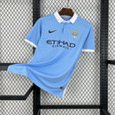 Camisa Manchester City Home 15/16 Retro, azul claro, com logo da Nike e Estádio Etihad, destaque para o design.