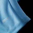 Detalhe da manga da camisa Manchester City home 25/26 azul com tecnologia DryCell.