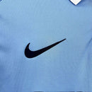 Logo da Nike em uma camisa Manchester City Home 15/16 Retro com design em azul.