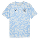 Camiseta pré-jogo Manchester City 25/26 com padrão azul e logo do clube pronta para o uso no dia do jogo.