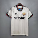Camisa retrô do Manchester United Away 1983, com detalhe em preto e logotipo da Adidas.