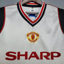 Camisa retrô do Manchester United Away 1985 com o logo do time e a marca Sharp.