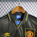 Camisola retro Manchester United Away 93/95 com detalhes em azul e amarelo, da Umbro, para os fãs de futebol.
