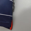 Camisa retrô Manchester United Away 99/00 com detalhes em vermelho e azul marinho.