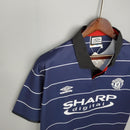 Camisa retro do Manchester United Away 99/00 com detalhe em listras brancas e gola preta.