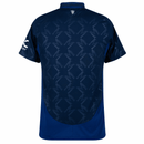 Camisa de futebol Manchester United away 24/25 azul, vista traseira, design moderno.