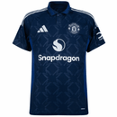 Camisa azul do Manchester United para o jogo fora da temporada 24/25 com detalhes e logo da equipe.