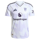 Camisa branca fora Manchester United 25/26 com detalhes da marca Adidas e logo Snapdragon.