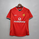 Camisa retrô do Manchester United 00/01, modelo vermelho com logo e detalhes em preto e branco.