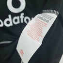 Etiqueta do jersey retro Manchester United Home 00/02, destacando cuidados e instruções de lavagem.