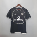 Camisa Manchester United Home 00/02 Retro, modelo preto com detalhes em branco e logo Vodafone, ideal para torcedores.