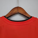 Detalhe da gola da camisa Manchester United Home 02/04 Retro com design clássico e tradicional.