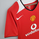 Camisa retro do Manchester United, temporada 04/06, cor vermelha, detalhes em branco e logotipo da Nike.