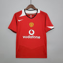Camisa retrô Manchester United Home 04/06 com logo e detalhes em vermelho, coleção nostálgica.