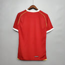 Camisa retrô Manchester United Home 06/07, parte de trás, com detalhes em vermelho e branco.