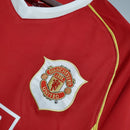 Camisa retrô Manchester United Home 06/07 com logotipo em destaque.