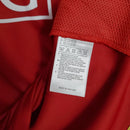 Etiqueta de cuidados do uniforme Manchester United Home 06/07 Retro em material poliéster, fabricado na Tailândia.