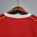 Detalhe das costas da camisa Manchester United Home 06/07 Retro, mostrando a gola e a costura em amarelo.