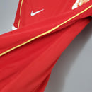 Camisa retrô Manchester United Home 06/07 em destaque, fabricada pela Nike, cor vermelha vibrante.
