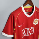 Camisa titular do Manchester United temporada 06/07, destacando o escudo e a logo da AIG.
