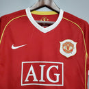 Camisa retrô Manchester United Home 06/07 com logo e detalhes em vermelho.