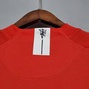 Parte traseira da camisa Manchester United Home 07/08 Retro, destacando a etiqueta e o logo do time.