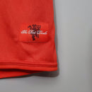 Detalhe da camiseta Manchester United Home 07/08 Retro com o emblema "The Red Devil".