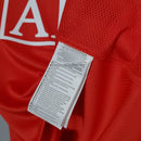 Camisa retrô Manchester United 07/08, com etiqueta de cuidados em detalhe.