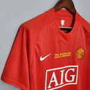 Camisa retro do Manchester United 07/08 com detalhes da final de Moscovo 2008.