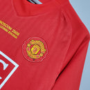 Camisa retrô Manchester United Home 07/08 com bordado do logo em vermelho e detalhes do campeonato.