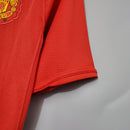 Camisa Manchester United Home 07/08 Retro com detalhes em vermelho e logo do time.