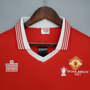 Camisa retrô do Manchester United Home 1977 com gola branca, bordado e detalhes em vermelho.