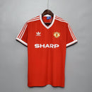 Camisa retro Manchester United 1983 com logo e detalhes em vermelho e branco