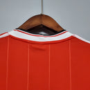 Camisa retrô Manchester United Home 1983 com detalhes em vermelho e branco, vista da parte de trás.