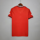 Camisa retrô Manchester United Home 1985, destacando design clássico em vermelho e detalhes vintage.