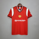 Camisa retro do Manchester United de 1985 com logo e detalhe em vermelho e branco