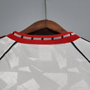 Detalhe da parte de trás da camisa retro Manchester United Home 1991, com gola vermelha e design moderno.