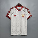 Camisa do Manchester United Home 1991 Retro com detalhes em vermelho e logo da Adidas.