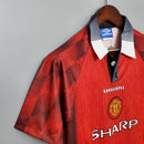 Camisa Manchester United Home 1996 Retro com detalhes da marca Umbro e logo. Ideal para os fãs do Manchester United.