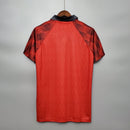 Camisa retrô Manchester United Home 1996, vista traseira em detalhe, design icônico em vermelho.