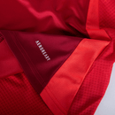 Detalhe da camisa Manchester United home 24/25 na cor vermelha, destacando tecnologia AEROREADY.