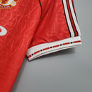 Camisa retro Manchester United Home 90/92, detalhe da manga em tecido vermelho e listras brancas.