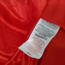 Etiqueta de cuidado para o produto Manchester United Home 92/94 Retro, destacando instruções de lavagem.