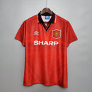 Camisa retrô do Manchester United Home 94/96, com design icônico e detalhes da marca Umbro.