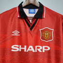 Camisa retrô do Manchester United Home 94/96, destacando o símbolo do clube e o logotipo da Umbro.